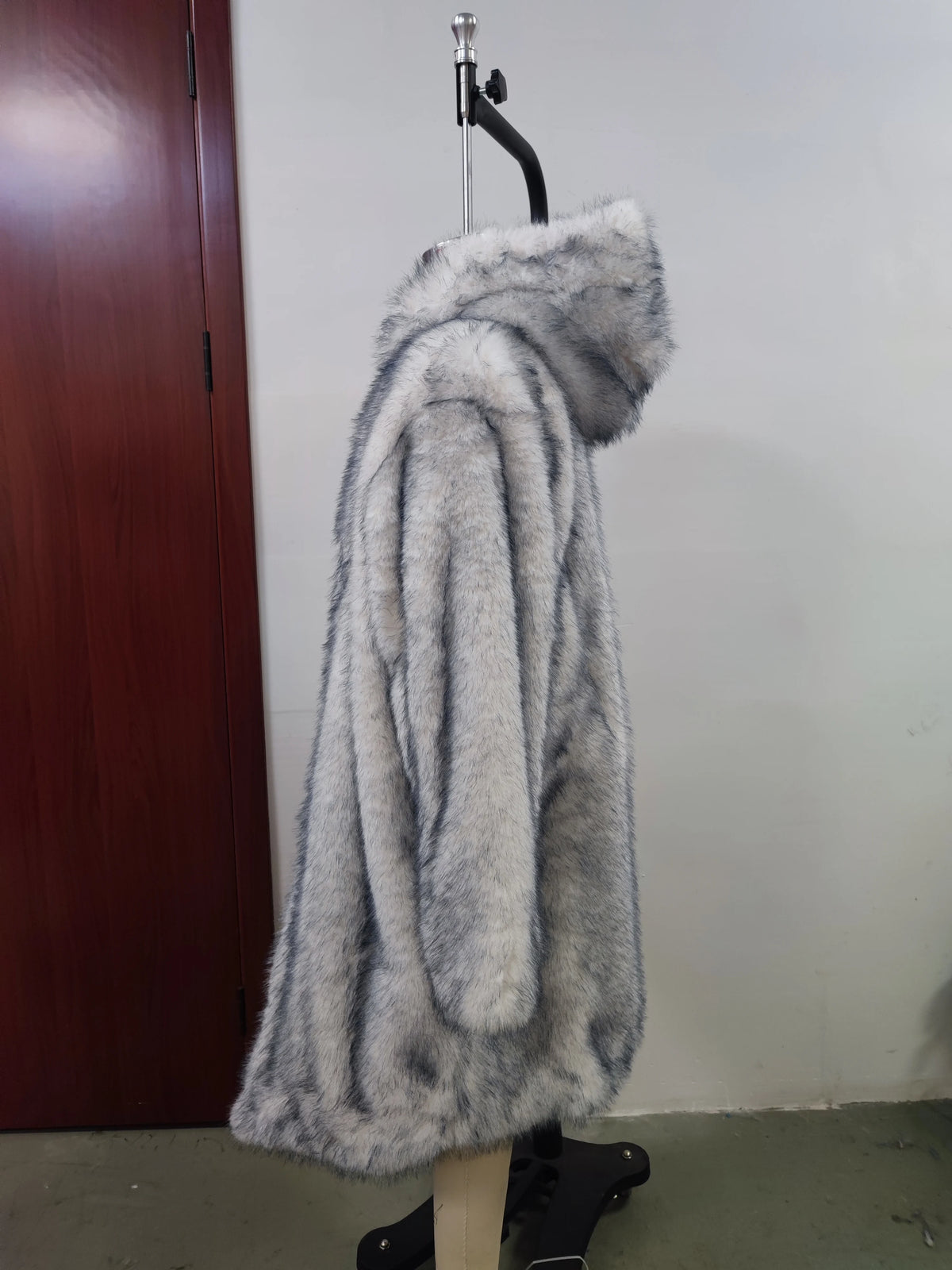 New LED Faux Fur Coat for Men Hooded Comfortable Thickened Winter Coat  Multi-Scene Personalized LED Stage Dance Party Costume